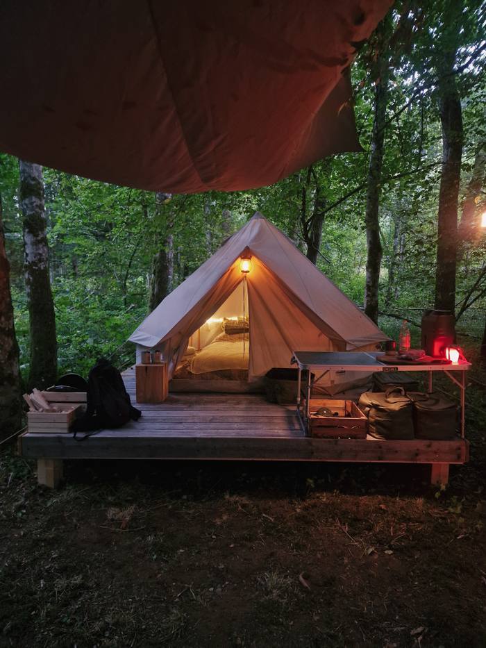 Belltent aan de rivier Lienne